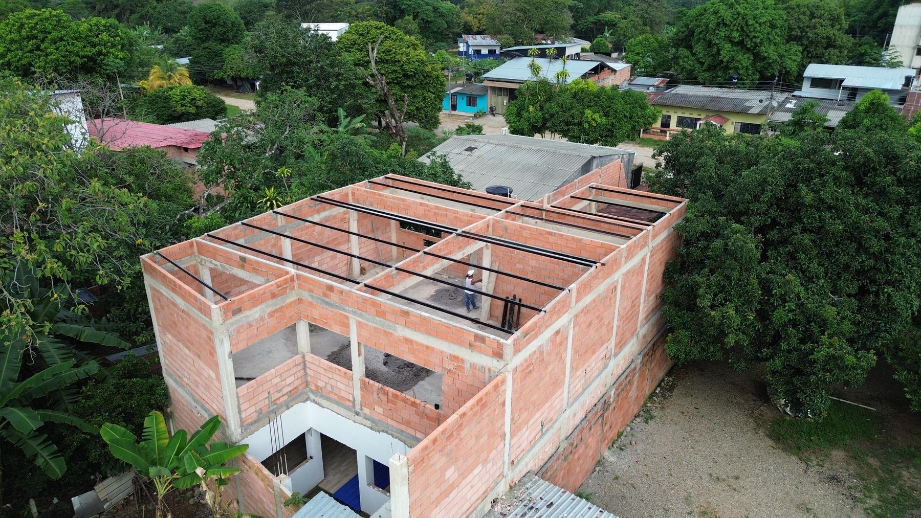 Volumen completo de la edificación en su manzana.