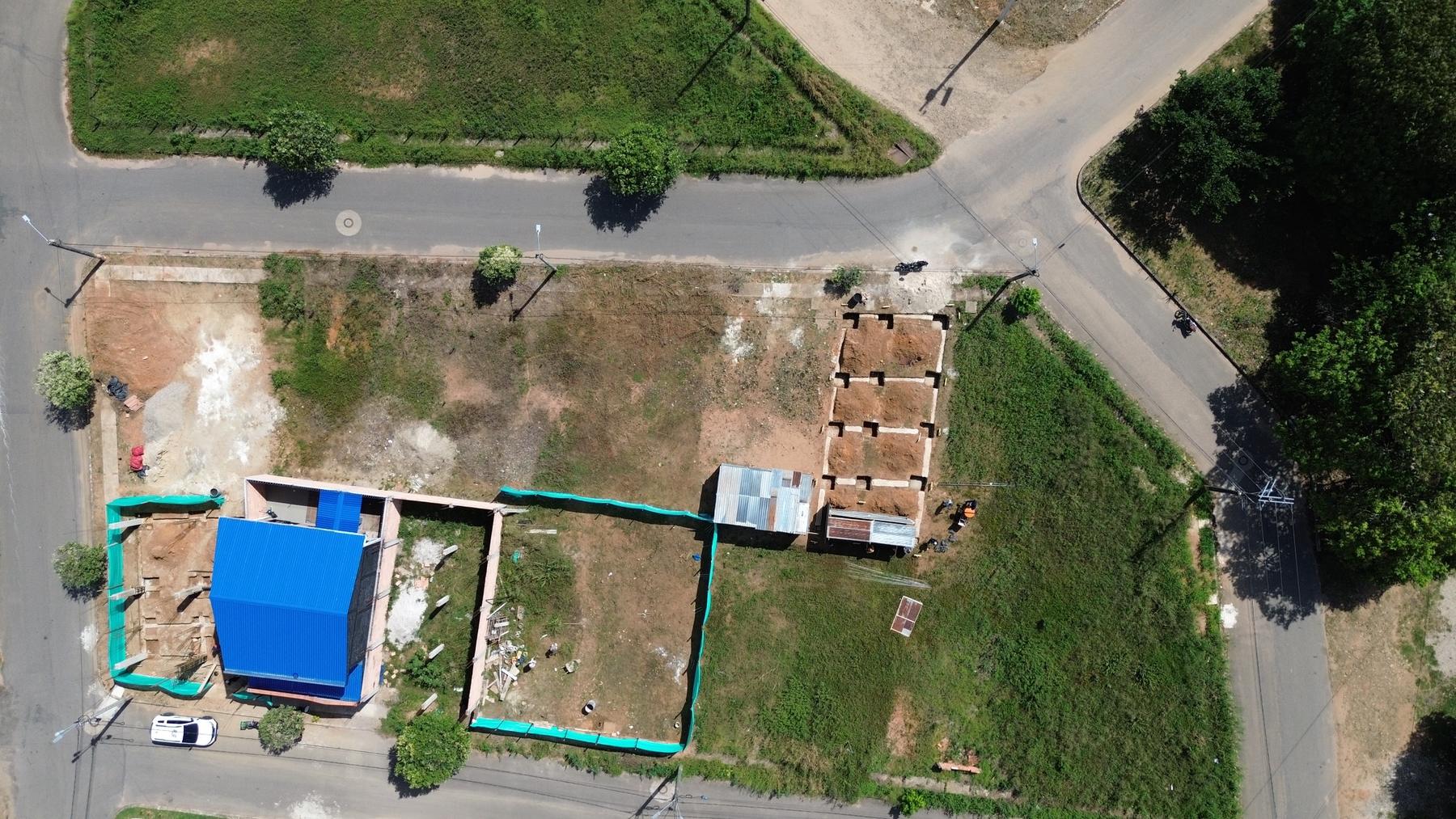 Campamento, cerramiento y cimentación corrida en el costado del lote.