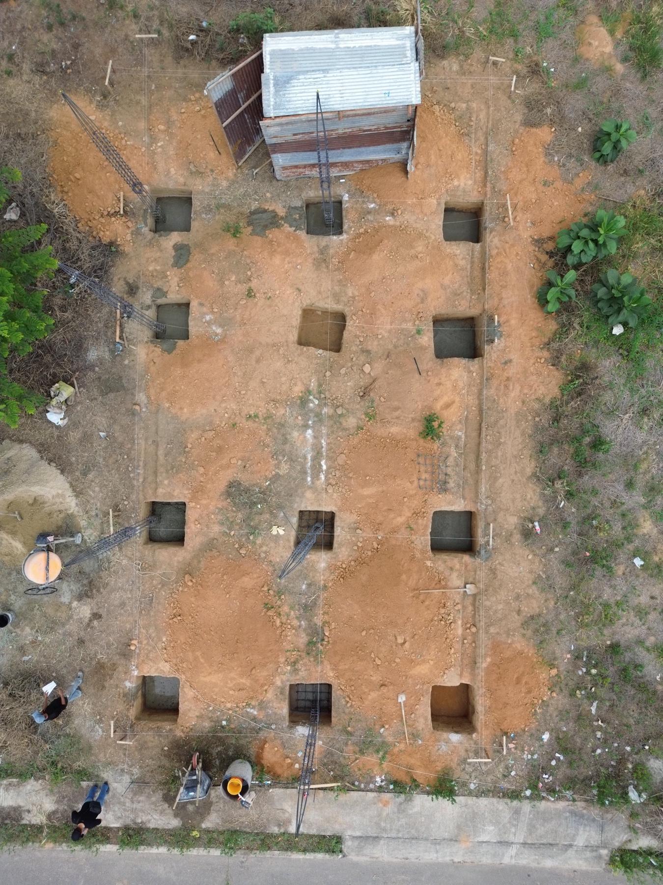 Replanteo terminado y excavación de las zapatas aisladas, según la cuadrícula de ejes del plano estructural.